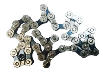 Chain made of silver metal links with circular rivets joined together, forming a flexible pattern